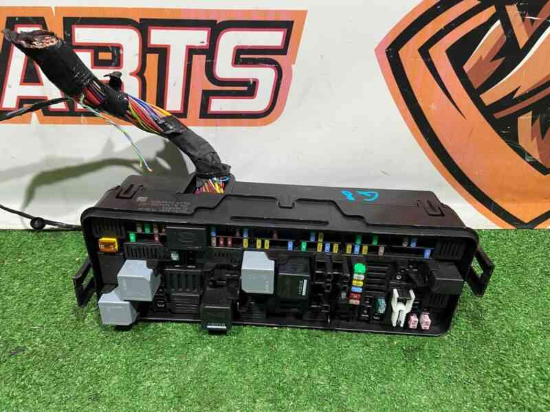 LR138633 Fuse box LAND ROVER DISCOVERY 5 Used cost 130 € in stock 4 pcs.