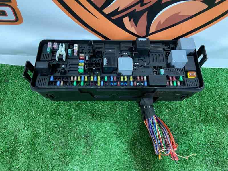 LR138633 Fuse box LAND ROVER DISCOVERY 5 Used cost 130 € in stock 4 pcs.