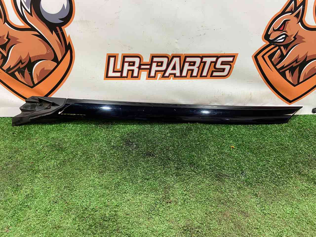 LR148855 Front right exterior pillar trim moulding Land Rover Discovery 5 L462 Used cost 50 € in stock 1 pcs.