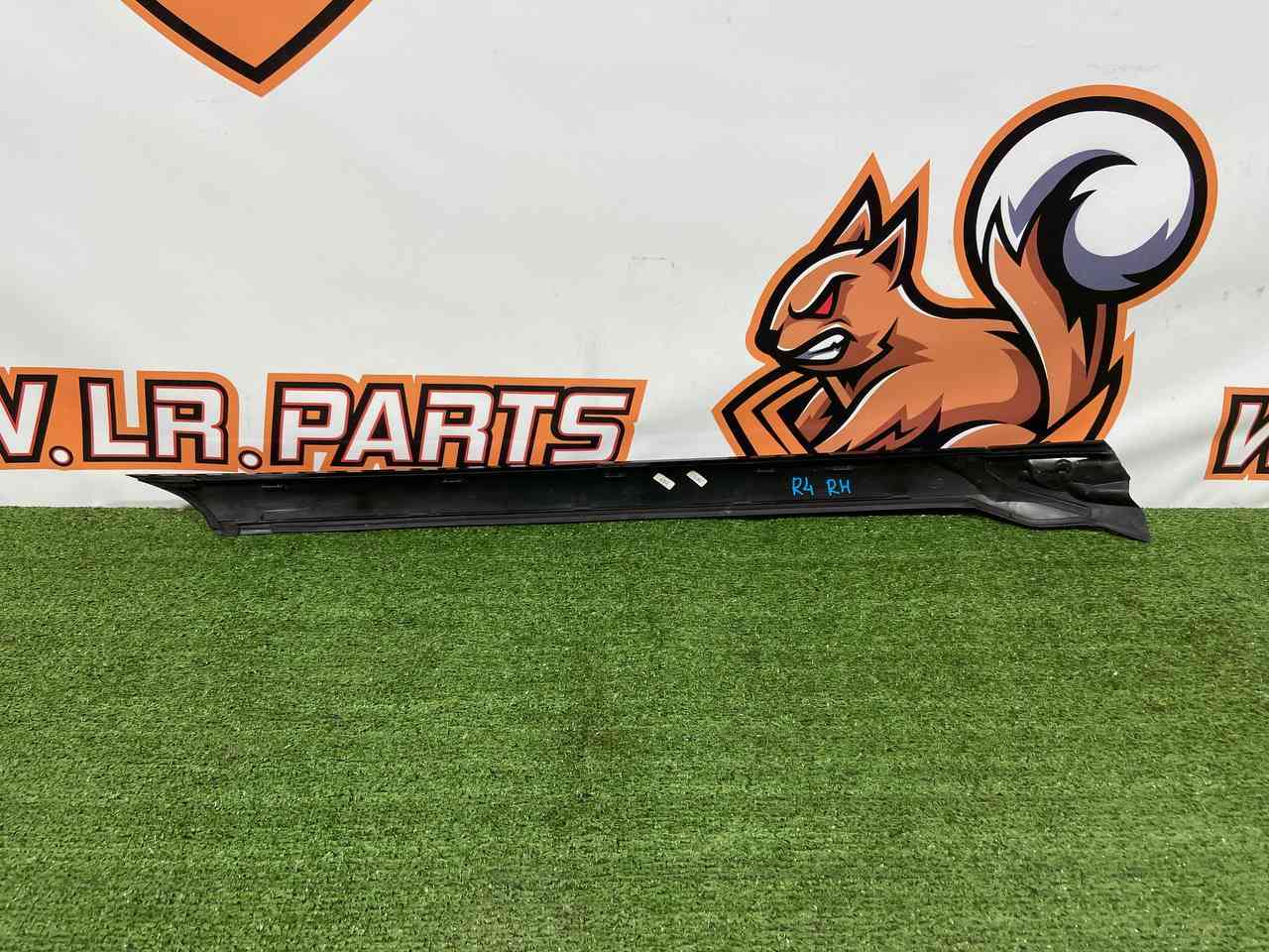 LR148855 Front right exterior pillar trim moulding Land Rover Discovery 5 L462 Used - Image 12