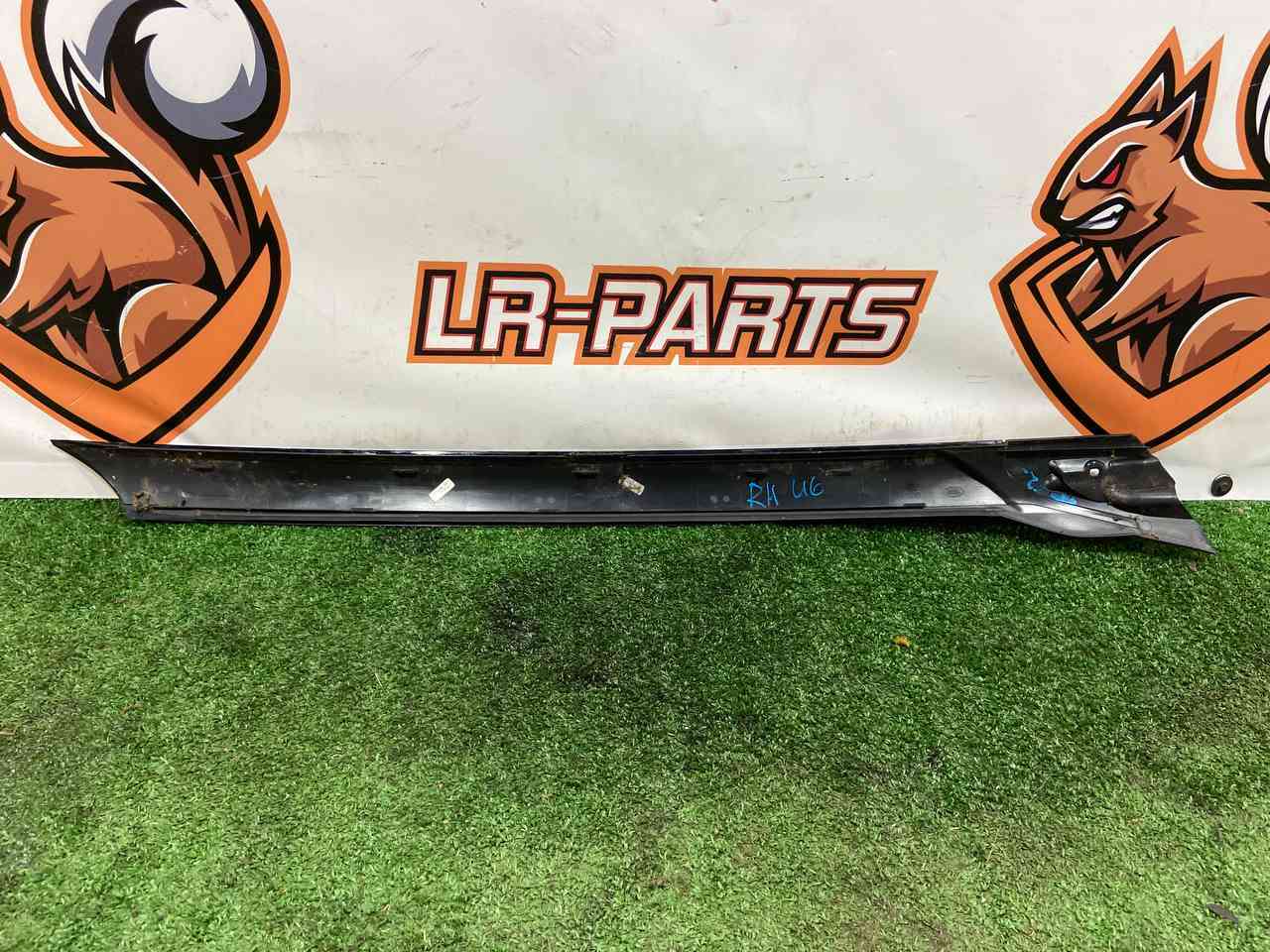 LR148855 Front right exterior pillar trim moulding Land Rover Discovery 5 L462 Used cost 50 € in stock 1 pcs.