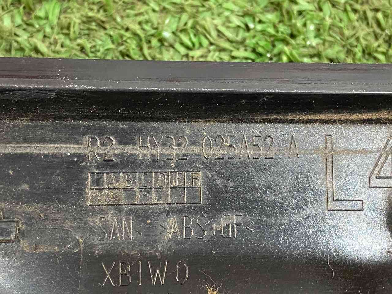 LR148855 Front right exterior pillar trim moulding Land Rover Discovery 5 L462 Used cost 50 € in stock 1 pcs.