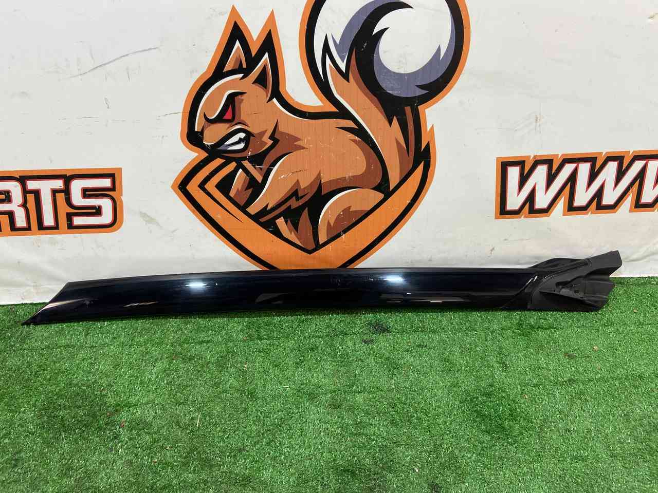 LR148855 Front right exterior pillar trim moulding Land Rover Discovery 5 L462 Used cost 50 € in stock 1 pcs.