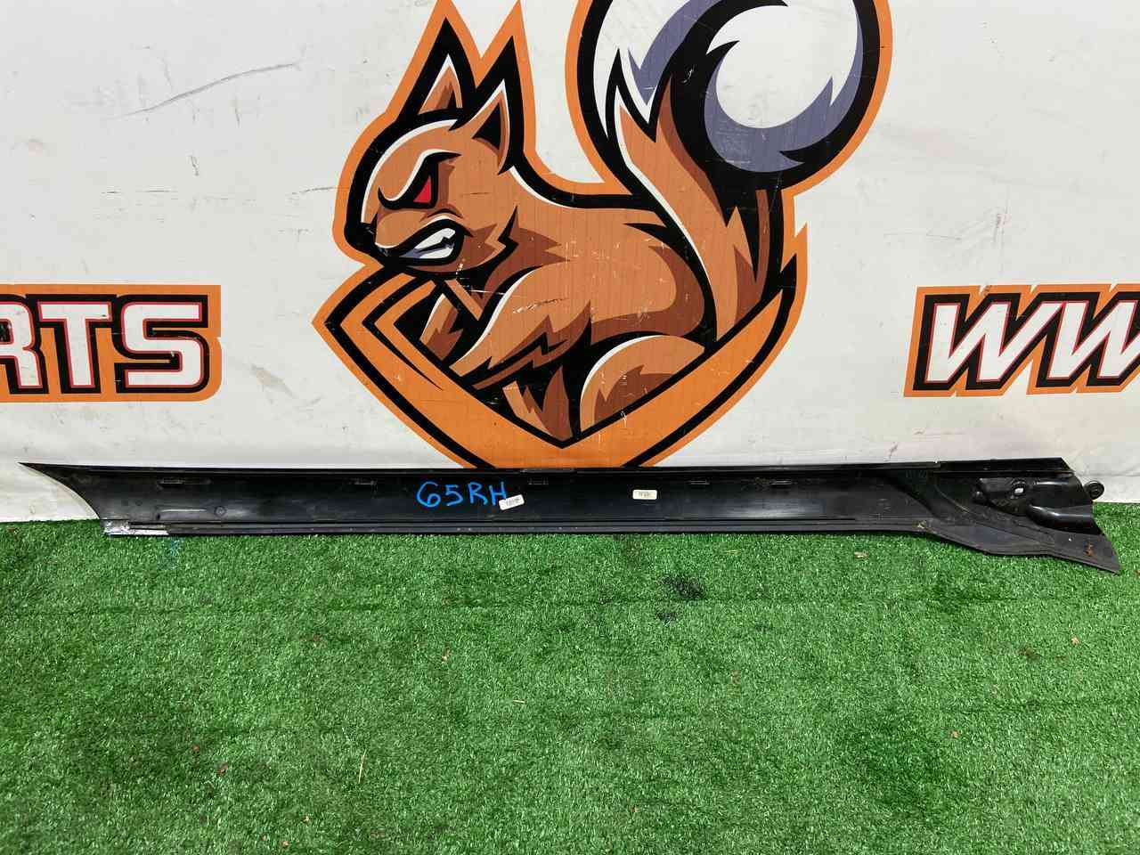 LR148855 Front right exterior pillar trim moulding Land Rover Discovery 5 L462 Used cost 50 € in stock 1 pcs.