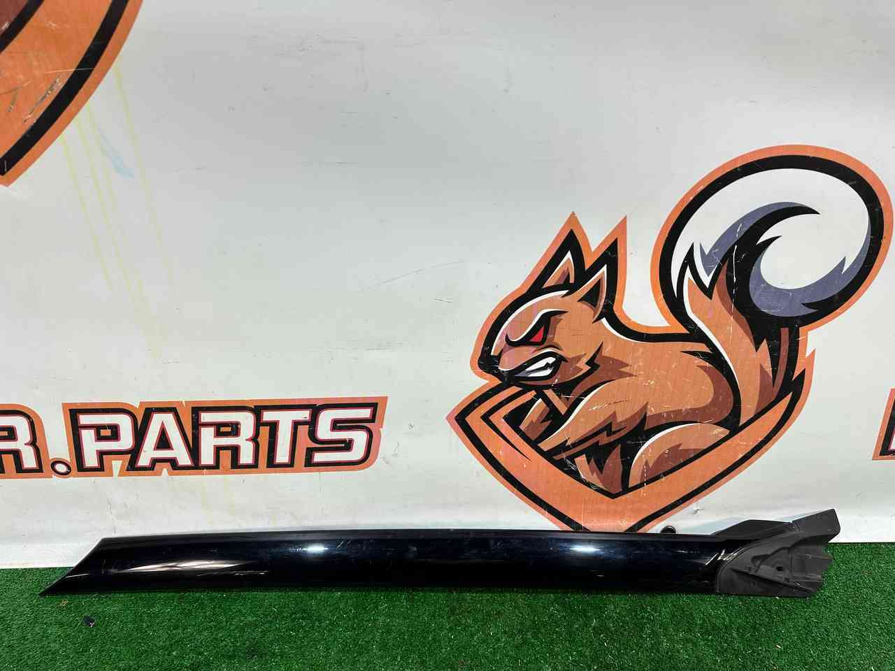 LR148855 Front right exterior pillar trim moulding Land Rover Discovery 5 L462 Used cost 50 € in stock 1 pcs.