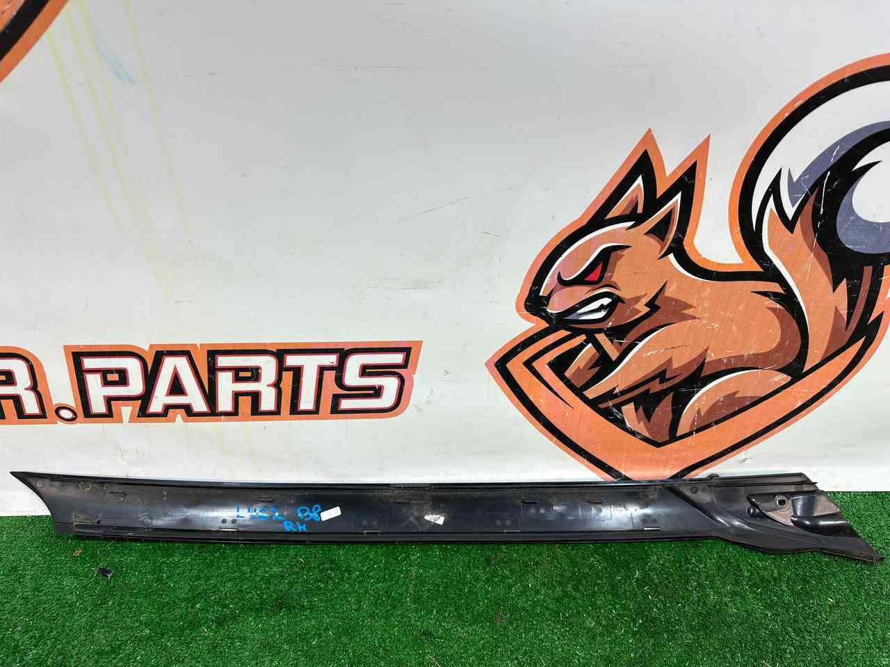 LR148855 Front right exterior pillar trim moulding Land Rover Discovery 5 L462 Used cost 50 € in stock 1 pcs.