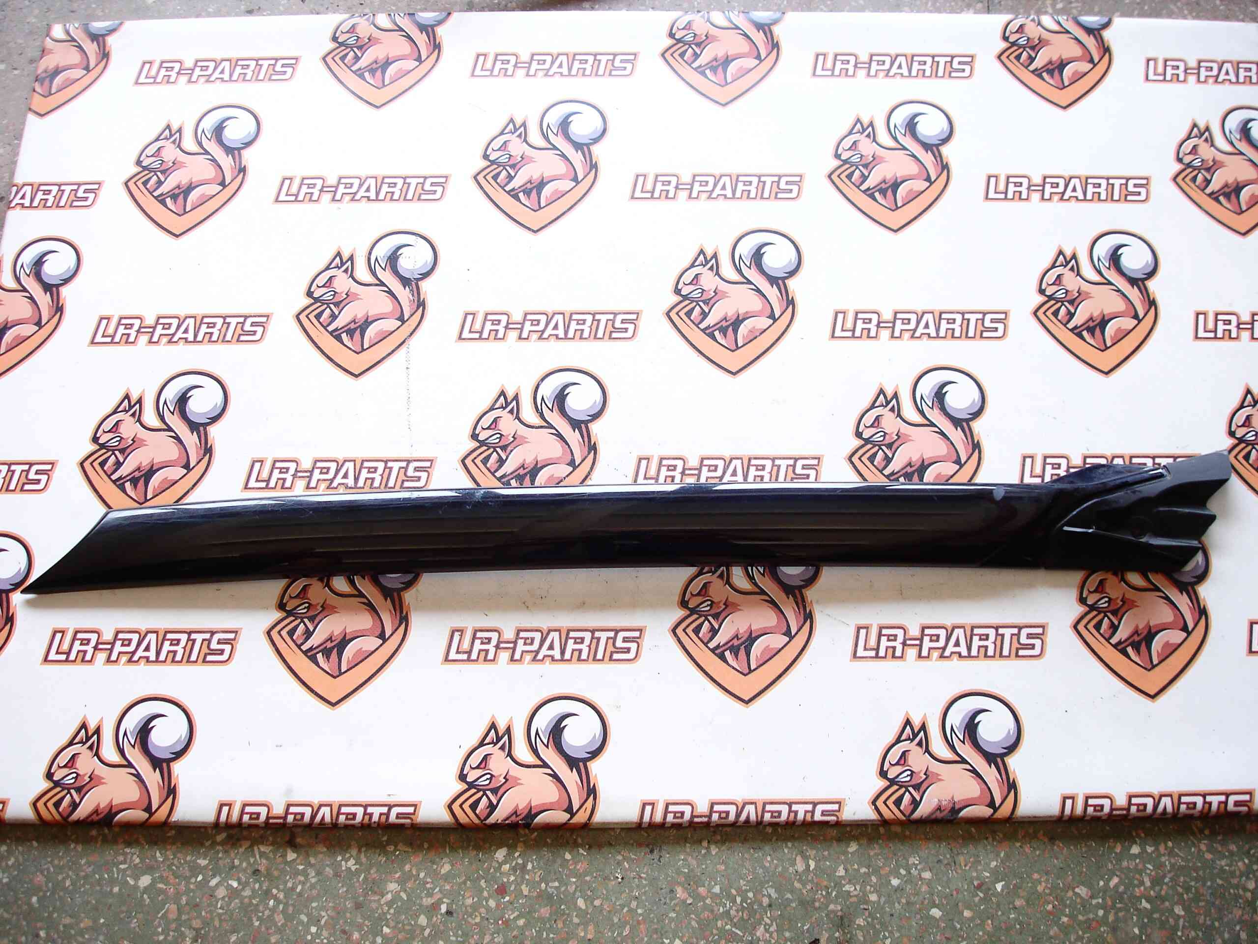 LR148855 Front right exterior pillar trim moulding Land Rover Discovery 5 L462 Used cost 50 € in stock 1 pcs.