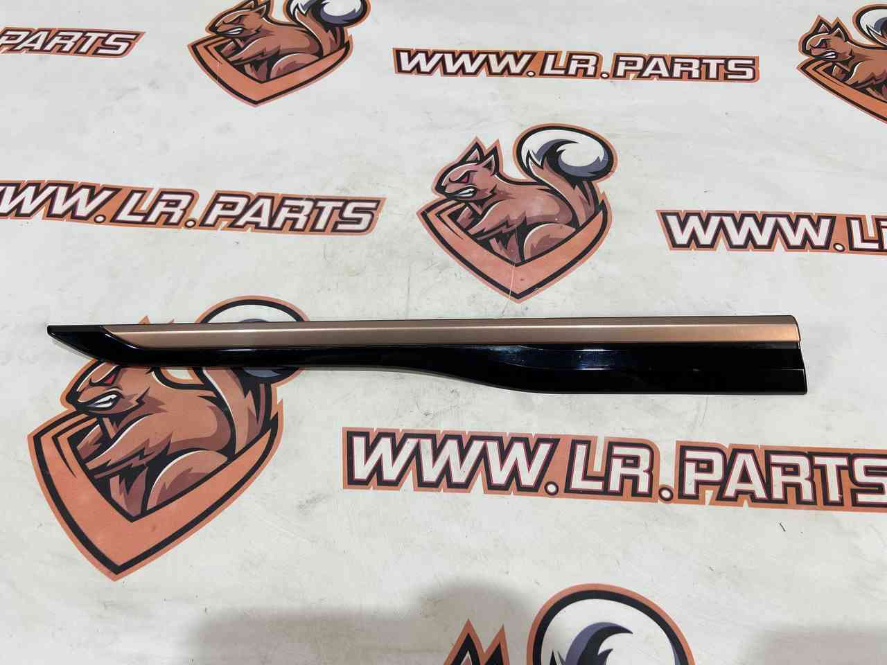 LR153979 Front right door molding Range Rover Velar L560 (2018-) USED cost 40 € in stock 1 pcs.