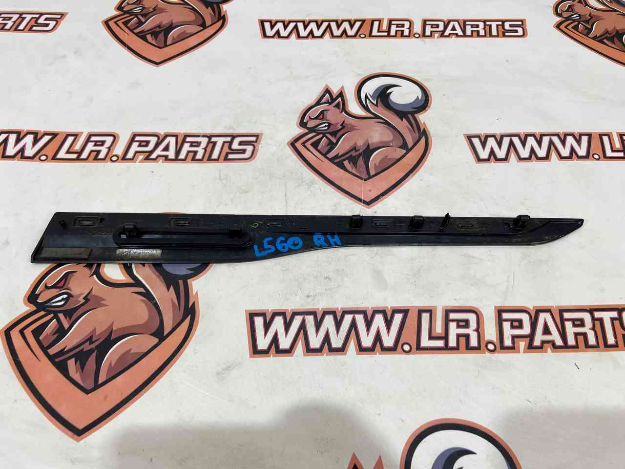 LR153979 Front right door molding Range Rover Velar L560 (2018-) USED cost 40 € in stock 1 pcs.