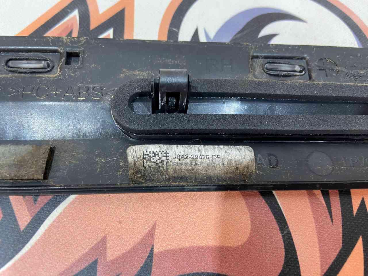 LR153979 Front right door molding Range Rover Velar L560 (2018-) USED cost 40 € in stock 1 pcs.