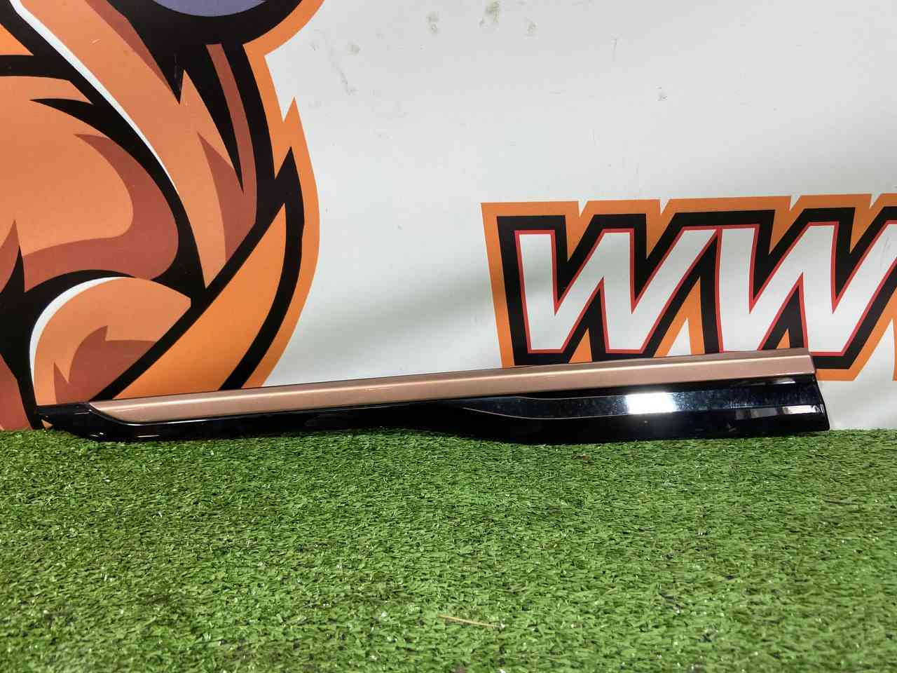 LR153979 Front right door molding Range Rover Velar L560 (2018-) USED cost 40 € in stock 1 pcs.