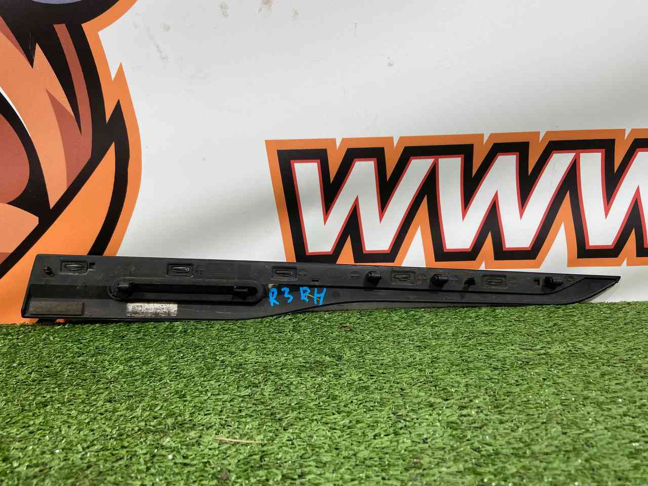 LR153979 Front right door molding Range Rover Velar L560 (2018-) USED cost 40 € in stock 1 pcs.