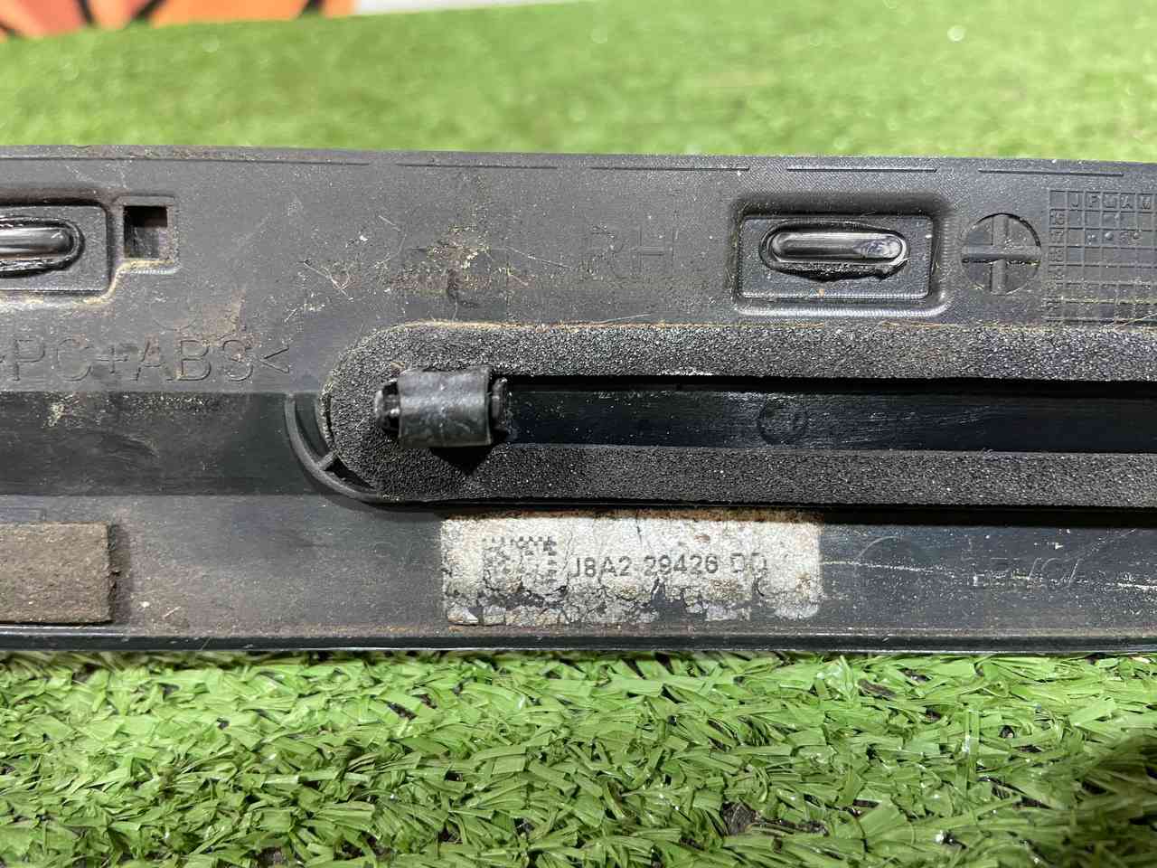 LR153979 Front right door molding Range Rover Velar L560 (2018-) USED cost 40 € in stock 1 pcs.