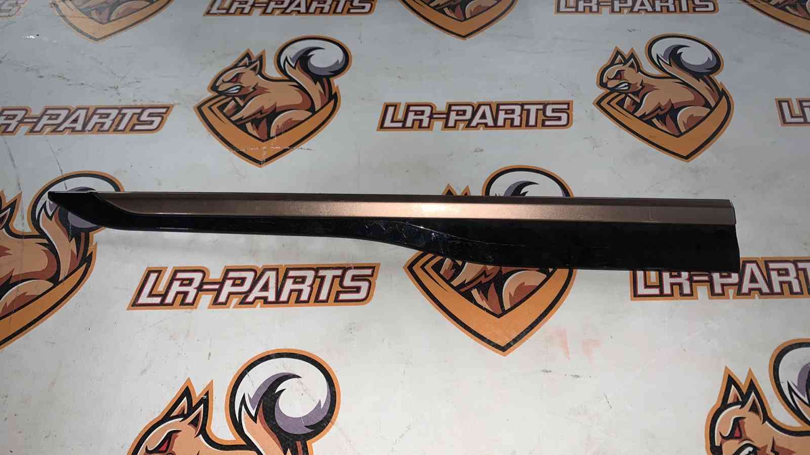 LR153979 Front right door molding Range Rover Velar L560 (2018-) USED cost 40 € in stock 1 pcs.