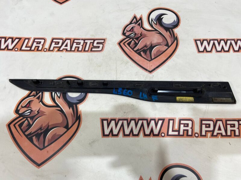 LR153982 Front left door molding Range Rover Velar L560 (2018-) USED cost 40 € in stock 1 pcs.
