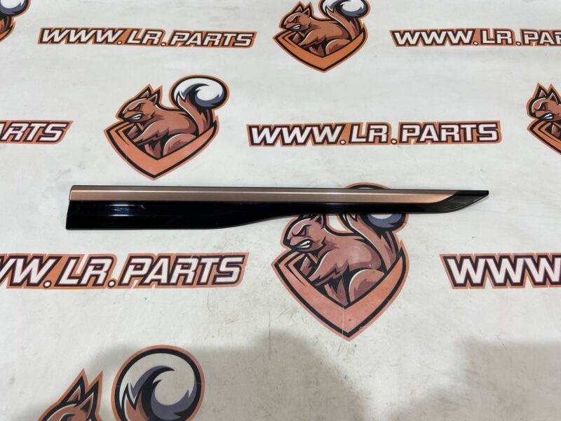 LR153982 Front left door molding Range Rover Velar L560 (2018-) USED cost 40 € in stock 1 pcs.