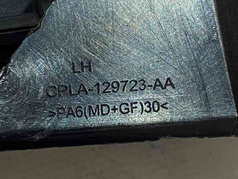 LR173841 Hood lock left/right with sensor Range Rover Sport L494 (2014-2022) Used cost 26,6 € in stock 17 pcs.