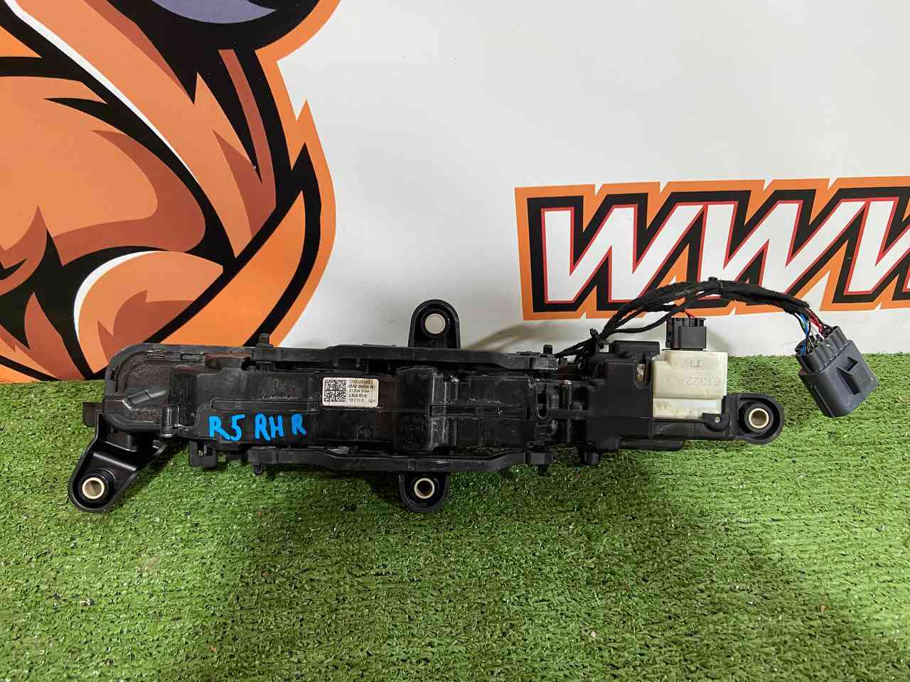 LR178959 The door handle is the rear right Range Rover Velar L560 (2018-) - Image 12