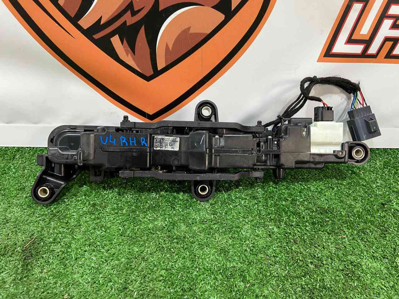 LR178959 The door handle is the rear right Range Rover Velar L560 (2018-) cost 90 € in stock 1 pcs.