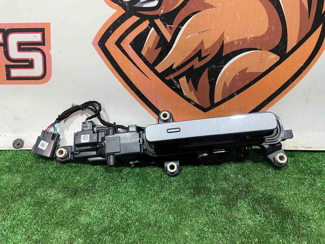 LR178959 The door handle is the rear right Range Rover Velar L560 (2018-) cost 90 € in stock 1 pcs.