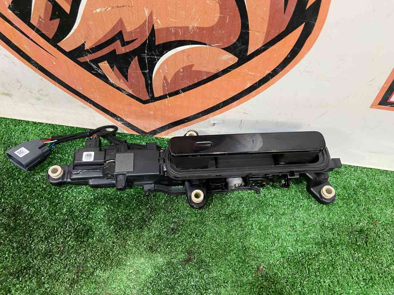 LR178959 The door handle is the rear right Range Rover Velar L560 (2018-) cost 90 € in stock 1 pcs.