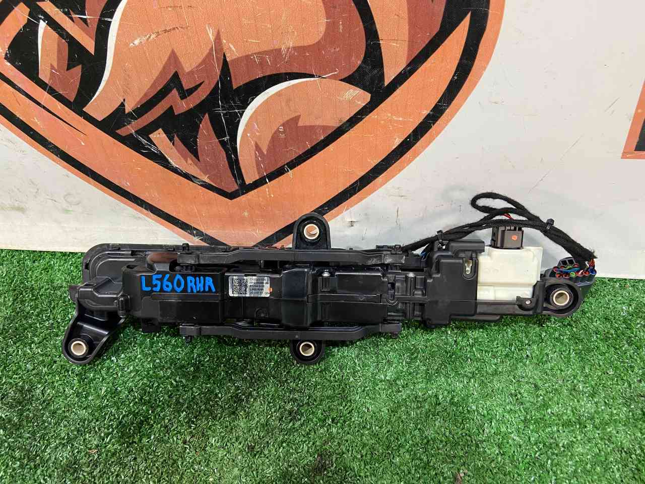 LR178959 The door handle is the rear right Range Rover Velar L560 (2018-) cost 90 € in stock 1 pcs.