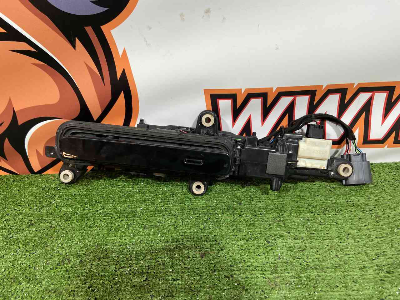 LR178960 Door handle outer rear left Range Rover Velar L560 (2018-) Used - Image 12