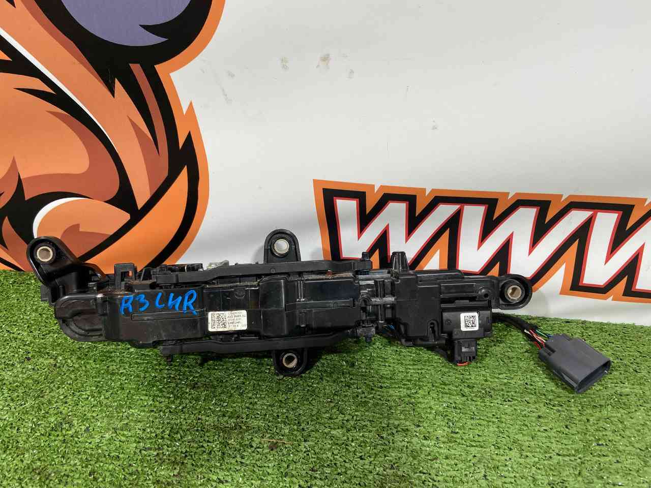 LR178960 Door handle outer rear left Range Rover Velar L560 (2018-) Used - Image 14