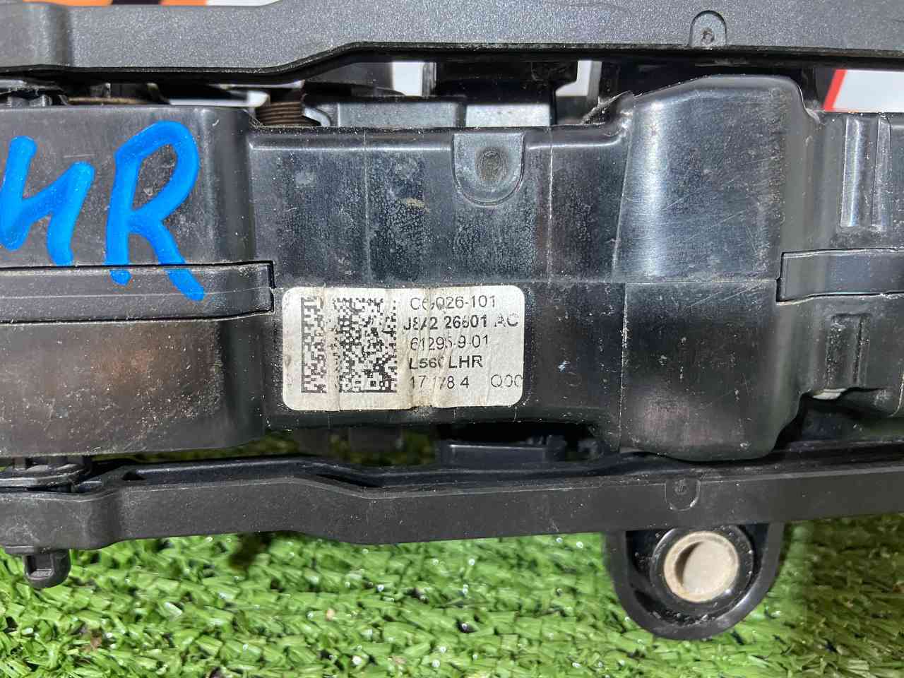 LR178960 Door handle outer rear left Range Rover Velar L560 (2018-) Used - Image 15