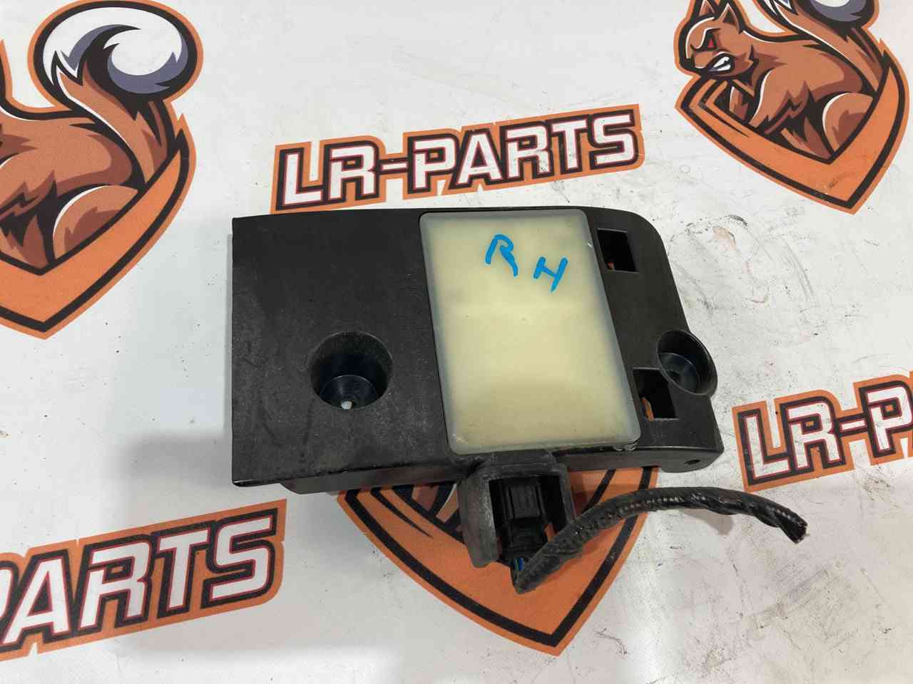 T4A28460 Blind spot sensor Jaguar F-Pace X761 (2017-) Used cost 300 € in stock 2 pcs.