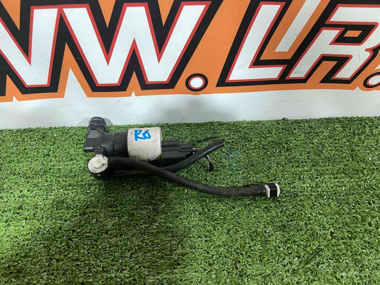 LR093444 Windshield washer pump for Jaguar F-Pace X761 (2017-) Used cost 45 € in stock 1 pcs.