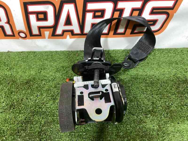 LR081174 Seat belt rear right 2nd row Land Rover Discovery 5 L462 (2017-) Used cost 40 € in stock 1 pcs.