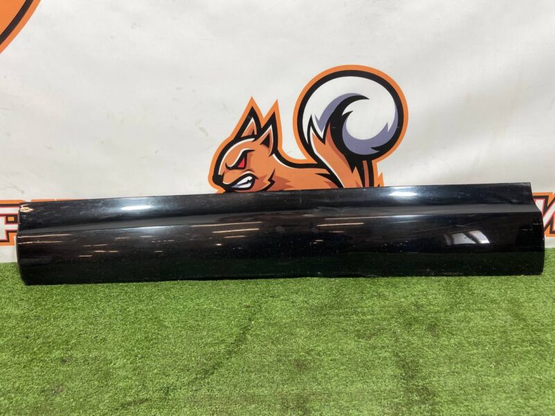 LR082691 Front left door molding Land Rover Discovery 5 L462 (2017-) used cost 74 € in stock 1 pcs.