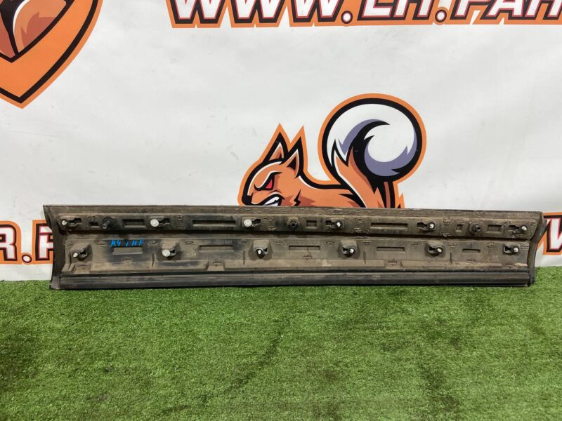 LR082691 Front left door molding Land Rover Discovery 5 L462 (2017-) used cost 74 € in stock 1 pcs.