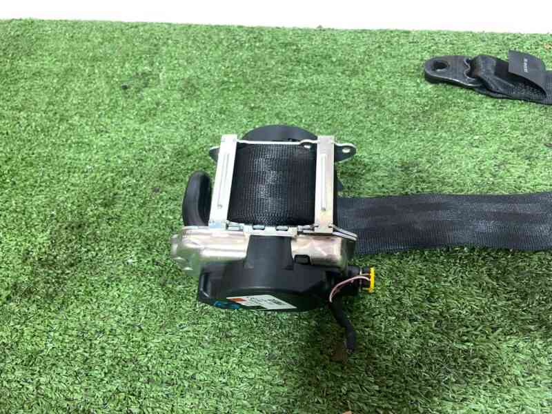 LR092512 Seat Belt Front Left Range Rover Velar L560 (2018-) Used cost 119,56 € in stock 1 pcs.