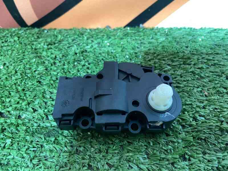 LR093016 Stepper electric heater motor Range Rover Velar L560 (2018-) USED cost 50 € in stock 1 pcs.