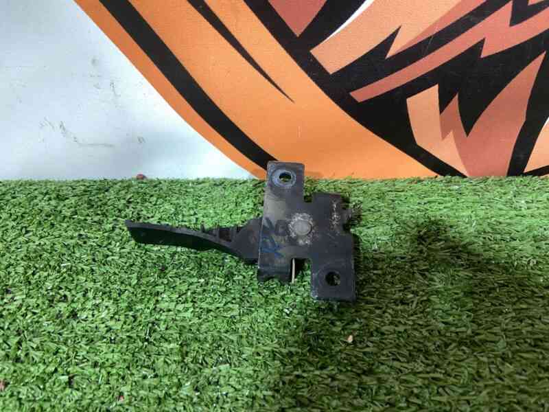 LR093224 Hood release handle under the hood Range Rover Velar L560 (2018-) Used cost 35 € in stock 3 pcs.