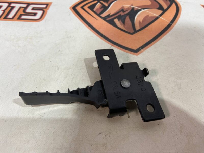 LR093224 Hood release handle under the hood Range Rover Velar L560 (2018-) Used cost 35 € in stock 3 pcs.