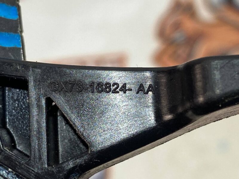 LR093224 Hood release handle under the hood Range Rover Velar L560 (2018-) Used cost 35 € in stock 3 pcs.