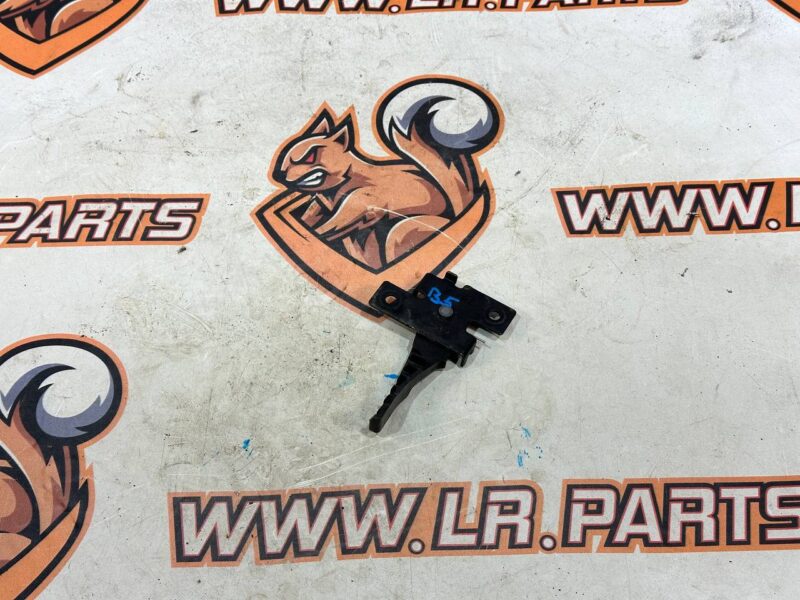 LR093224 Hood release handle under the hood Range Rover Velar L560 (2018-) Used cost 35 € in stock 3 pcs.