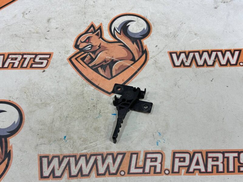 LR093224 Hood release handle under the hood Range Rover Velar L560 (2018-) Used cost 35 € in stock 3 pcs.