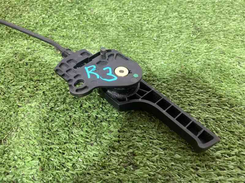 LR093230 Range Rover Velar L560 (2018-) Hood Cable Used cost 25 € in stock 2 pcs.