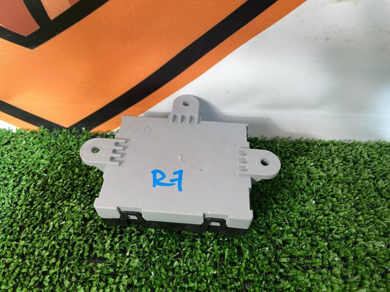 LR113212 Comfort unit door rear passenger side Land Rover Discovery 5 L462 (2017-) Used cost 46 € in stock 1 pcs.