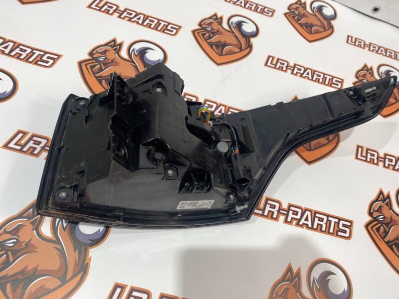 LR136857 Rearlight left in fender Range Rover Sport L494 2018- used cost 450 € in stock 1 pcs.