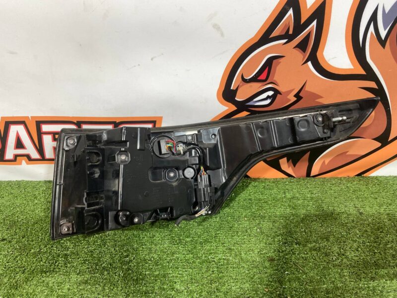 LR136857 Rearlight left in fender Range Rover Sport L494 2018- used - Image 15