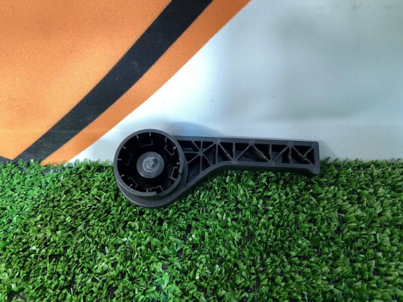 LR137552 Hood opening handle Range Rover Sport L494 (2014-2022) Used cost 4 € in stock 7 pcs.