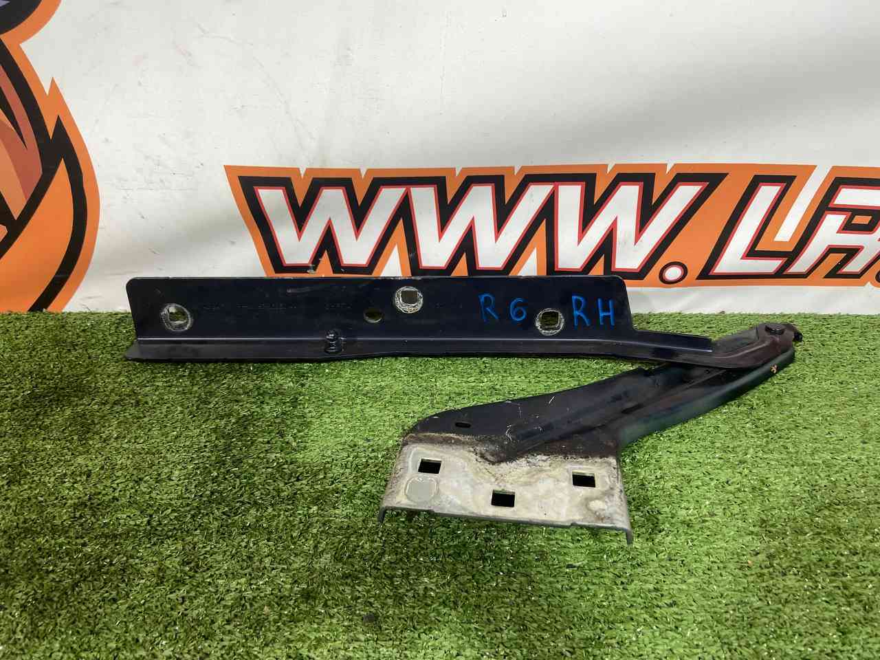 T4A36286 Hood Hinge Right 2021- Jaguar F-Pace X761 (2017-) Used cost 65 € in stock 1 pcs.