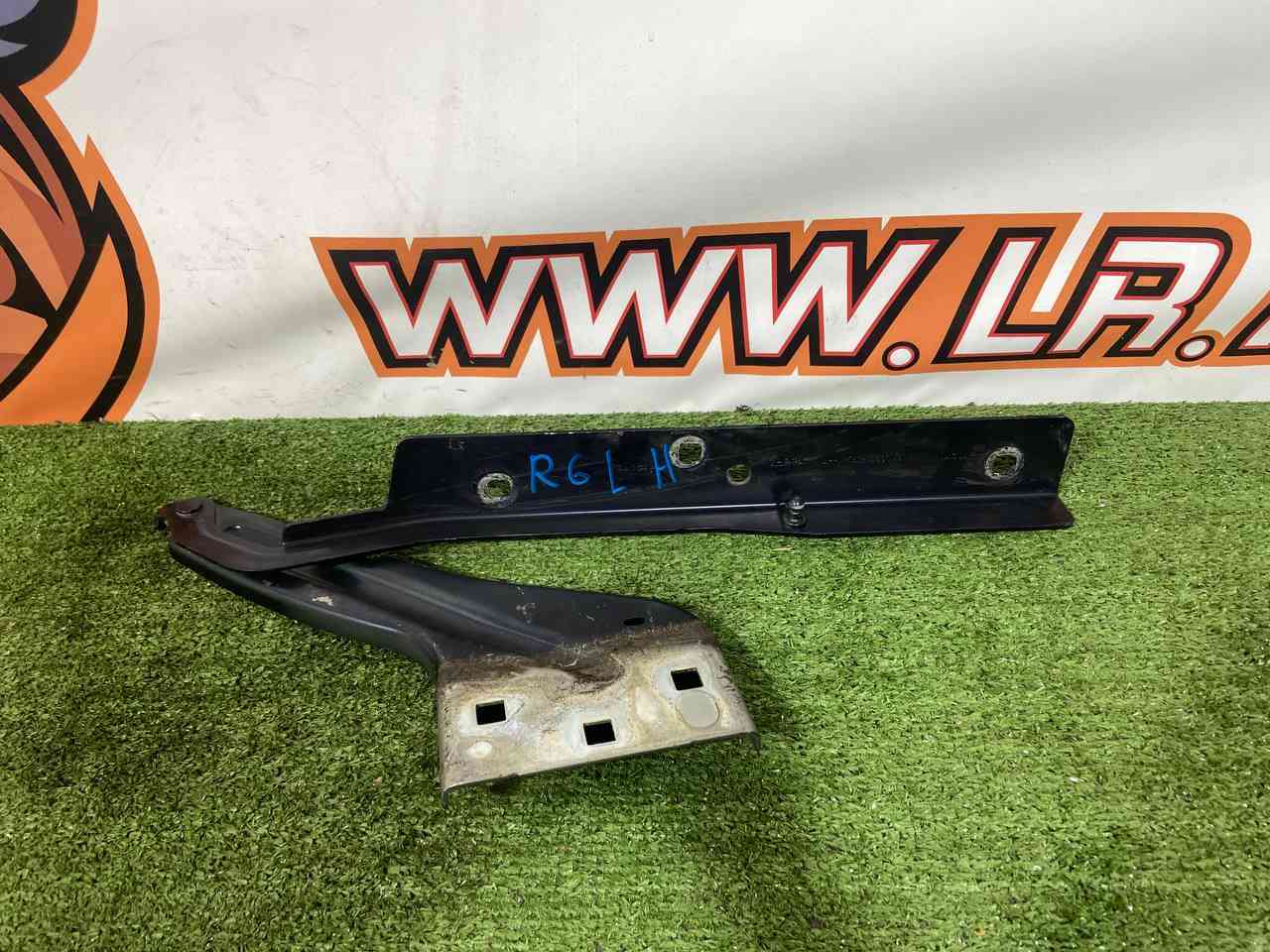 T4A36288 Hood hinge left 2021- Jaguar F-Pace X761 (2017-) Used cost 65 € in stock 1 pcs.