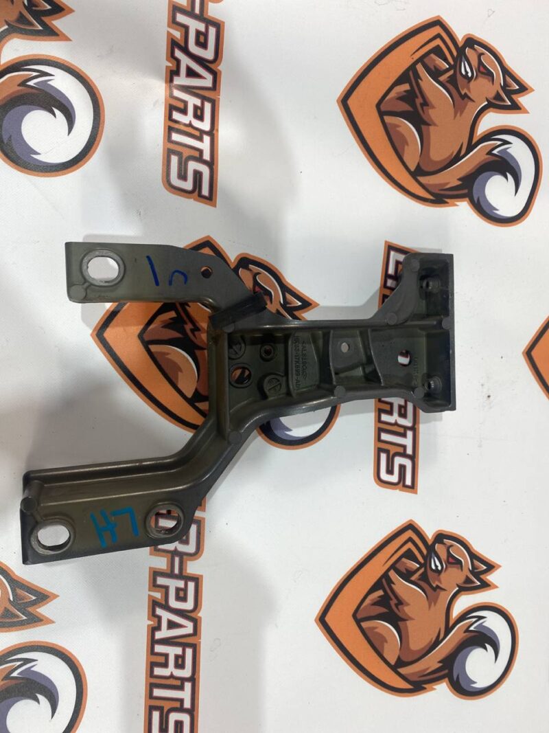 T4A41267 Front bumper amplifier bracket left Jaguar F-Pace X761 (2017-) Used cost 55 € in stock 3 pcs.