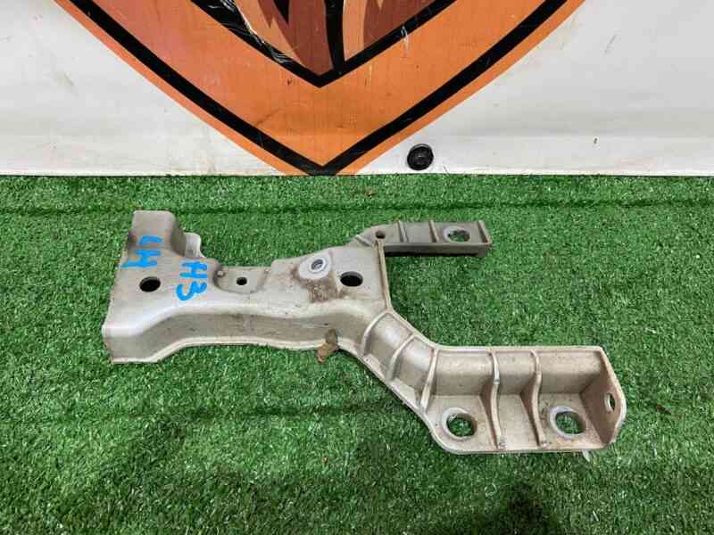 T4A41267 Front bumper amplifier bracket left Jaguar F-Pace X761 (2017-) Used cost 55 € in stock 3 pcs.